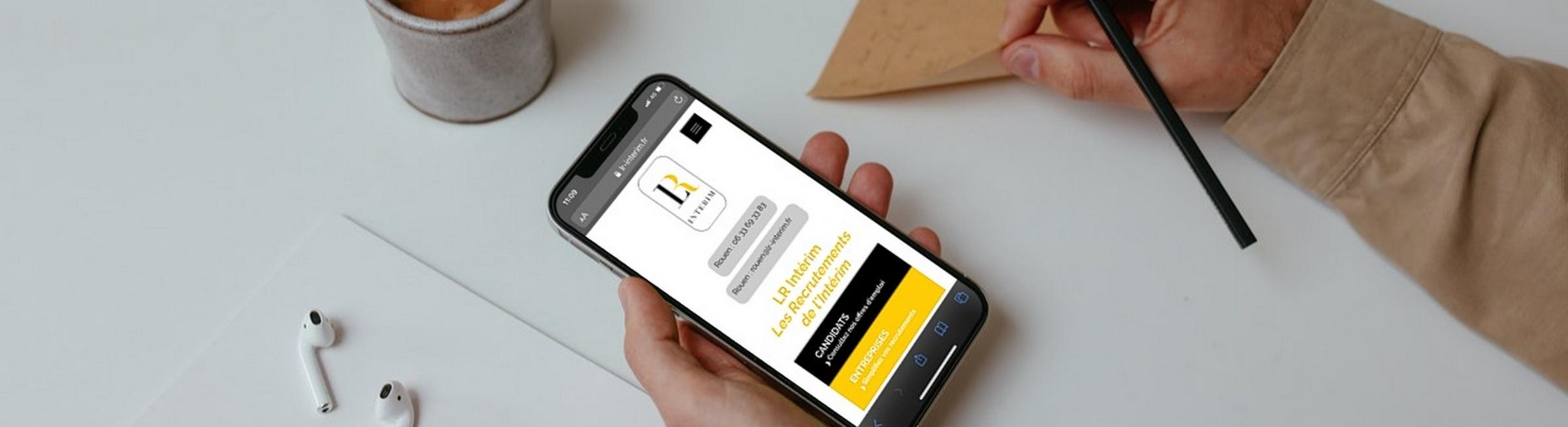 Un candidat utilise son smartphone pour contacter l'agence d'emploi LR Intérim